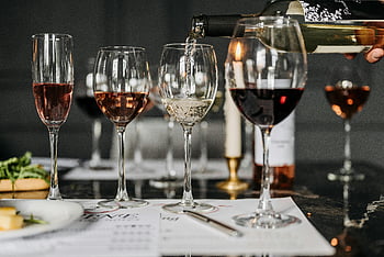 ochutnávka vína, čiré brýle, Elegantní nastavení, Různá vína, Vnitřní nastavení, Nalití vína, vinné skleničky, lahve na víno, Ambiance při svíčkách, Událost vína, ochutnávky