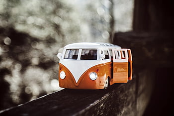 White Orange Van, model w skali, zabawka vintage, samochód kempingowy, drewniana belka, tło bokeh, zbliżenie, pojazd zabawkowy, miniaturowy samochód, projekt retro, klasyczny van