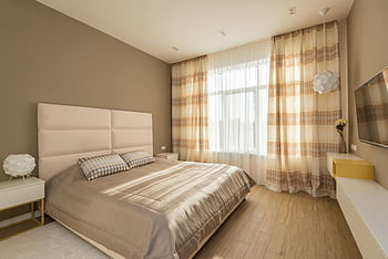 útulná postel, polštáře, Světlá ložnice, moderní dekor, vřelá atmosféra, postel s polštáři, ložnice záclony, dřevěná podlaha, noční stolek, závěsná lampa, Současná ložnice