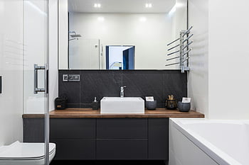 koupelna, sprcha, vana, Moderní dřez, skleněný sprchový kout, moderní koupelna, elegantní design, černé dlaždice, Dřevěná deska, Bílá příslušenství