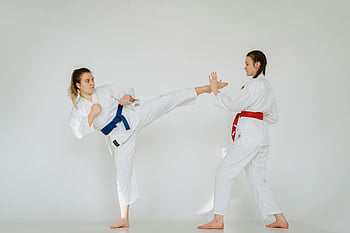Dívky v uniformách, Cvičení karate, Techniky bojových umění, Nastavení studia, dynamický výstřel, dvě ženy, Karate praxe, Studio bojová umění, Techniky karate, Ženy v karate, Praxe studio karate