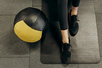 donna, tappetino da palestra, palla medica, allenamento fisico, in piedi, esercizio, allenarsi, scarpe sportive, palestra interna, uno stile di vita sano, attrezzature per il fitness