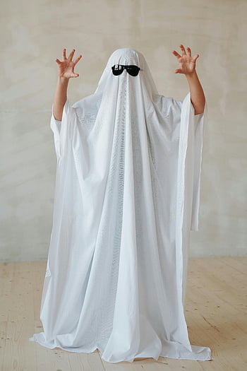 disfraz de fantasma, disfraz de Halloween blanco, Gafas de sol, foto de interior, pose juguetona, disfraz creativo, Víspera de Todos los Santos, fantasma, hoja blanca, entorno interior, expresión juguetona