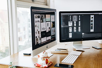 ezüst imac, barna fából készült asztal, kettős monitorok, alma eszközök, modern irodai beállítás, beltéri munkaterület, kreatív dekoráció, karcsú dizájn, munkaterület dekorációja, irodai technológia, íróasztal beállítás