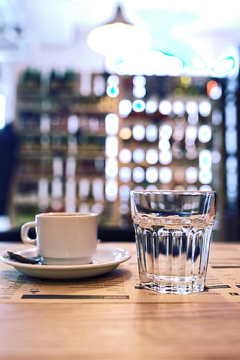 kahve fincanı, su bardağı, tahta masa, rahat kafe, arka plan bulanık, kafe sahne, kahve ve su, kafeterya, kahve dükkanı, kafe iç, kahve Molası