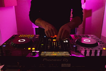 DJ, 파이오니어 DJ 컨트롤러, 검은 긴 소매 셔츠, 음악 믹싱, 생생한 분홍색 조명, 클로즈업 DJ 손, DJ 장비, 나이트 클럽, 일렉트로닉 뮤직, DJ 성능