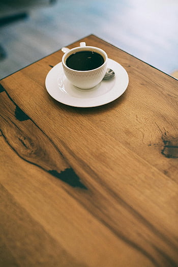 kaffe kopp, tre bord, koselig kafé, varm kaffe, inviterer kaffe, rustikk bord, Kaféinnstilling, kaffe på bordet, hvit kaffekopp, treflate, Koselig kaffe