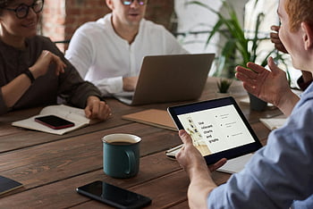 اجتماع تعاوني،  الأدوات الرقمية،  العمل بروح الفريق الواحد،  ابتكار،  المهنيين،  طاولة خشبية،  أجهزة الكمبيوتر المحمولة،  أجهزة لوحية،  الهواتف الذكية،  إعداد المكتب،  مناقشة المجموعة