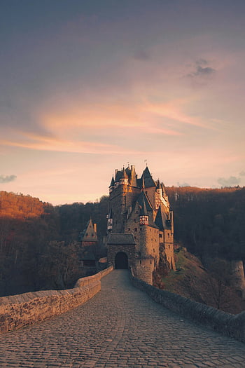 eltz schloss, Kopfsteinpflasterstraße, Deutschland, Sonnenuntergang, Wald, warmer Himmel, Reiseziel, Mittelalterliche Burg, Historische Seite, Europäisches Schloss, szenische Ansicht