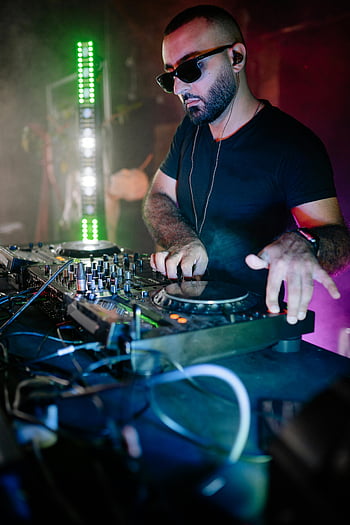 dj, discoteca, illuminazione vibrante, Atmosfera energetica, Tracce rotanti, evento vivace, mixer dj, Evento nightclub, Performance DJ, evento musicale, Atmosfera di festa