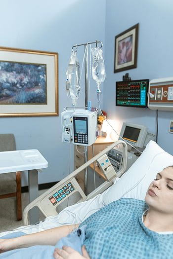 nemocniční postel, dospělé ženy, lékařské vybavení, Nastavení zdravotní péče, Pacient ležel, iv kapání, nemocniční pokoj, lékařský monitor, trpělivá péče, Zdravotní zařízení, lékařské ošetření