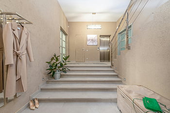 lobi apartemen kontemporer, warna krem, dekorasi modern, lobi perumahan, Lobi bergaya, Lobi yang elegan, tangga, desain interior, pintu masuk apartemen, apartemen modern, interior krem