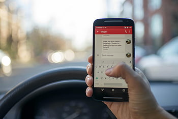 rozrušené řízení, textových zpráv během jízdy, chytrý telefon, android smartphone, interiér vozu, volant, detail, textové zprávy, vozidlo, bezpečnost na silnicích, bezpečnosti provozu