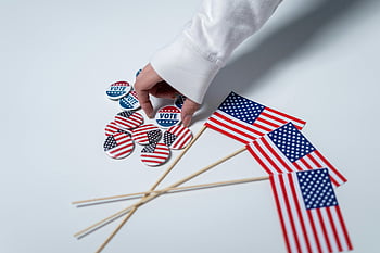 bandiere, pulsanti di voto, bandiere USA, simboli patriottici, dovere democratico, portata a mano, spille da voto, accessori elettorali, Patriottismo americano, accessori per il voto, Articoli sulle elezioni negli Stati Uniti