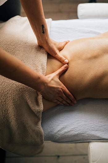 여자 마사지, 기분 전환, 진정 마사지, 실내 설정, 자기 관리, 스트레스 풀기, 마사지 요법, 편안한 마사지, 마사지 처리, 스파 트리트먼트, 전신 마사지