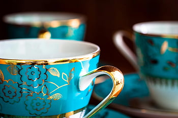 tazza di tè, porcellana blu, motivi floreali dorati, Eleganti tazze da tè, avvicinamento, tazze da tè blu, Accenti d'oro, disegno floreale, Tazze di porcellana, tazze eleganti, l'ora del tè