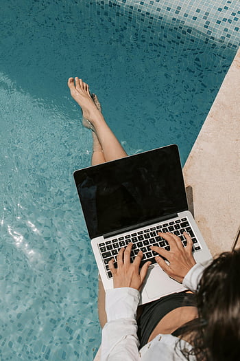 Frau arbeitet aus der Ferne, Laptop für Pool, Sommer im Freien, Arbeiten am Pool, Heimarbeit, MacBook, Entspannung am Pool, Arbeit im Freien, Sommerarbeit, Laptop am Pool, Frau durch Pool