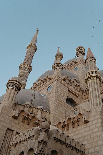 Mešita Sahaba, Egypt, nízký úhel záběru, minarety, jasné modré nebe, složitý design, islámské architektury, mešita kopule, střední východ, náboženské budovy, historické místo