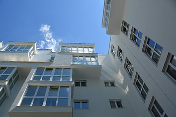 bílá betonová budova, moderní architektura, nízký úhel pohledu, moderní budova, jasné modré nebe, bílá budova, architektonický design, městskou architekturu, moderní struktura, exteriér budovy, modré pozadí oblohy