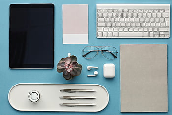 klávesnice, brýle, minimalistický pracovní prostor, Tech Gadgets, kancelářské příslušenství, modré pozadí, pohled shora, tableta, notebook, pera, špunty