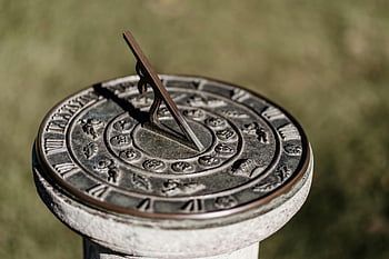 해시계, 닫다, 클래식 한 Sundial, 로마 숫자, 조디악 표지판, 정원, 집 밖의, 계시, 고대 미술, 장식적인, 금속