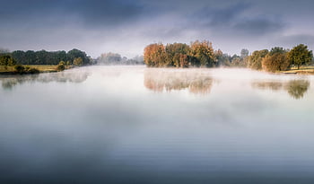 klidné jezero, ranní mlha, podzimní stromy, tmavě modrá obloha, barevné stromy, zatažená obloha, fotografování jezera, mlhavé jezero, reflexní voda, klidná krajina, přírodní scéna