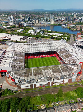 Old Trafford, Manchester United, stade de football, vue aérienne, architecture moderne, paysage urbain animé, Manchester City, site sportif, terrain de football, paysage urbain, conception du stade