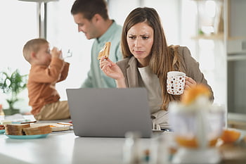 lavoro, famiglia, genitori, madre, prima colazione, mattina, caffè, il computer portatile, casa, ufficio, attività commerciale