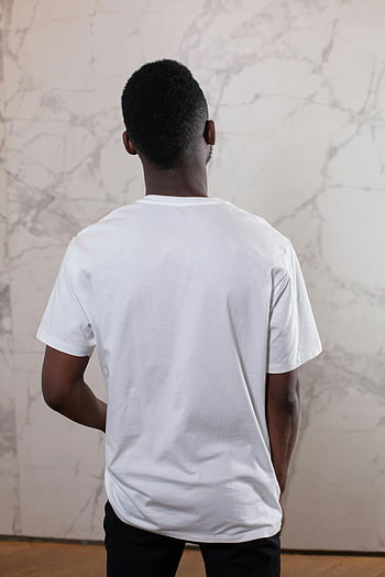 sort mand, hvid t-shirt, voksen mand, bagfra, marmorvæg, Casual outfit, kort hår, indendørs indstilling, stående positur, enkel baggrund, mode stil