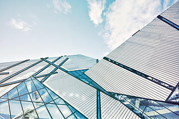 szklany budynek, Współczesna architektura, Elewacje szklane panelu, niski kąt strzału, pochmurne niebo, nowoczesne budownictwo, architektura miejska, styl architektoniczny, wieżowiec, pejzaż miejski, szkło odblaskowe