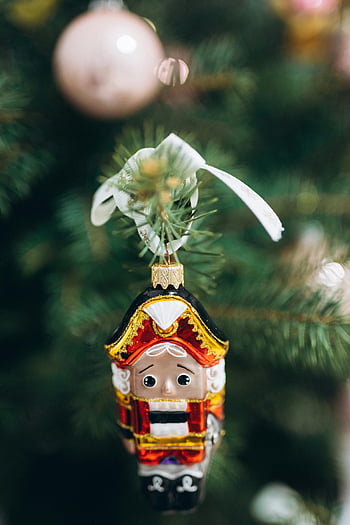 Noel dekorasyonu, fındıkkıran süsleme, süslenmiş noel ağacı, yakın çekim manzara, bayram süsü, noel ağacı dalı, tatil dekoru, Noel süsleri, fındıkkıran asker, yılbaşı ağacı süsleri, şenlikli fındıkkıran