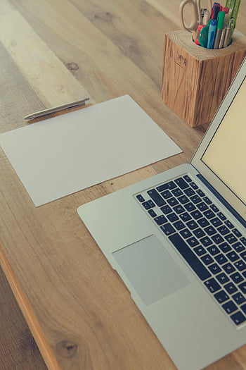 macbook pro, brązowy drewniany stół, Minimalistyczne biurko, laptop, dokumenty tożsamości, materiały biurowe, wydajność, drewniane biurko, konfiguracja biurowa, obszar roboczy, Organizacja biurka