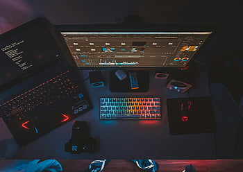 datamaskinoppsett, to skjermer, Rainbow-lit tastatur, redigeringsprogramvare, Tekniske entusiaster, Samtidig arbeidsområde, spilltastatur, skrivebord setup, Profesjonell arbeidsområde, Teknisk arbeidsområde, datamaskin skrivebord