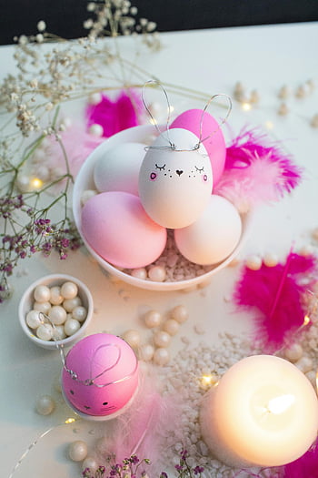 Paas eieren, roze en wit, ingerichte eieren, feestelijke ambiance, Pasen-decor, kaarsen, bloemen, Pasen tafel, Pasen decoratie, roze tinten, feestelijke tafel