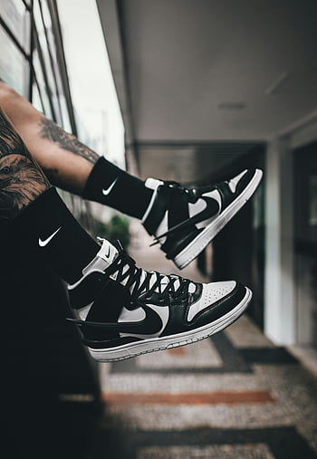 Nike Dunk High, chaussures rétro, Chaussettes Nike noires, baskets en noir et blanc, baskets montantes, logo nike, Cadre urbain moderne, baskets à la mode, mode urbaine, style de rue, Chaussures Nike