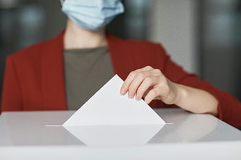 volební urna, Hlasování osoby, obličejová maska, Občanská povinnost, hlasování, volby, Hlasovací kapka, volič, Zakrytí obličeje, červená bunda, Bílé hlasování