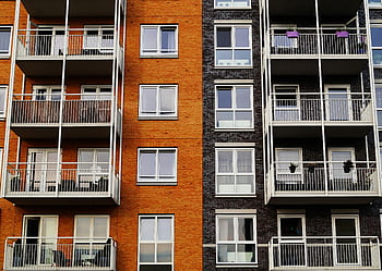 moderní bytový dům, oranžová a šedá, vnější pohled, balkony, skleněná okna, Podrobný pohled, městskou architekturu, bytového domu, moderní design, vícepodlažní budova, panoráma města
