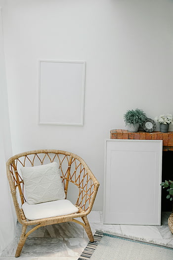minimaliste moderne, espace vital, chaise en osier, Cadres vierges, plantes décoratives, design d'intérieur, murs blancs, sol en marbre, coin confortable, décoration de maison, style minimaliste