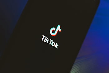 Tiktok-logo, smartphone skærm, nærbillede, Oplyst logo, app ikon, sociale medier, mobil app, digital display, teknologi, branding, APP -interface