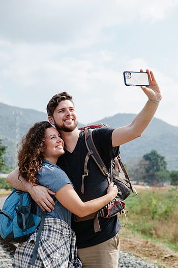 pozitivní pár, všeobjímající, s selfie, chytrý telefon, Příroda, denní světlo, Veselý pár, pěší výlet, venkovní dobrodružství, cestovní fotografie, Láska v přírodě