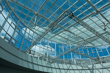 Moderní indoor skleněná kupole, ocelová konstrukce, Zobrazit modrou oblohu, bílý betonový interiér, stavební architektura, skleněná konstrukce, vnitřní kopule, ocelové konstrukce, moderní architektura, Vzhled interiéru, skleněný strop