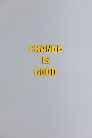 Změna je dobrá, žlutý text, šedé pozadí, Minimalistický plakát, motivační citát, Inspirativní zpráva, jednoduchý design, pozitivní potvrzení, Text Art, grafický design, typografie