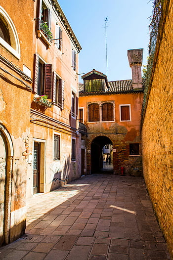 Benátky, Úzká ulička, Tradiční italská architektura, sluncem, Hnědá a bílá budova, Italské budovy, benátské architektury, historické budovy, Evropské ulice, kouzlo starého města, Benátské kouzlo