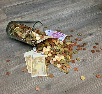 κέρματα ευρώ, χαρτονομίσματα, γυάλινο βαζάκι, γκρι ξύλινη επιφάνεια, χρηματοδότηση, οικονομίες, διάσπαρτα χρήματα, νόμισμα ευρώ, οικονομική εξοικονόμηση, βάζο χρημάτων, νομίσματα και τραπεζογραμμάτια