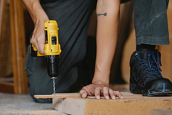 tesař, žlutý vrták, dřevěné prkno, Nastavení dílny, detail, vrtání, zpracování dřeva, nástroje, konstrukce, diy, bezpečnostní boty