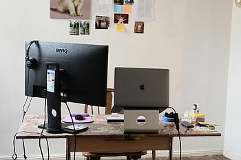 bærbar, Stationær computer, skrivebord, overvåge, hovedtelefoner, Moderne arbejdsområde, BenQ, æble laptop, arbejdspladsopsætning, kontor skrivebord, computer opsætning