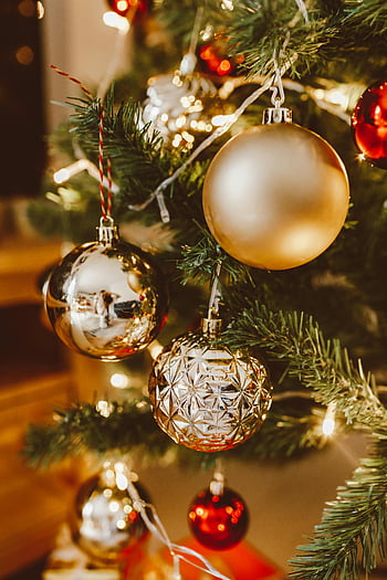 Noel topları, Noel ağacı, altın takılar, gümüş süslemeler, şenlikli tatil, yakın çekim fotoğraf, Tatil Ambiyans, Noel süsleri, tatil sezonu, yılbaşı ağacı süsleri