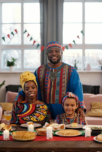 rodina, kwanzaa, tradiční oděv, Slavnostní jídlo, Vnitřní oslava, africké kultury, rodinné sešlosti, prázdninové tradice, Kulturní oslava, Domácí oslava, Slavnostní atmosféra
