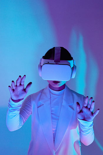 vr bril, vrouw in het wit, futuristische verlichting, vr headset, gebaren, virtuele realiteit, moderne technologie, Immersieve ervaring, Neon kleuren, Digitale interactie, futuristische mode