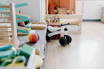 fából készült játékok, gyermek játszószoba, egyensúly kerékpár, fenntartható tanulás, fényes játszószoba, minimalista design, gyerekjátékok, fa bútor, játszószoba dekoráció, környezetbarát játékok, Gyermek hálószoba